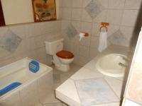 Bathroom 3+ - 50 square meters of property in Meerhof