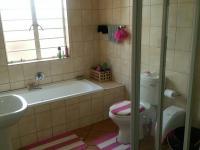 Main Bathroom - 5 square meters of property in Reyno Ridge