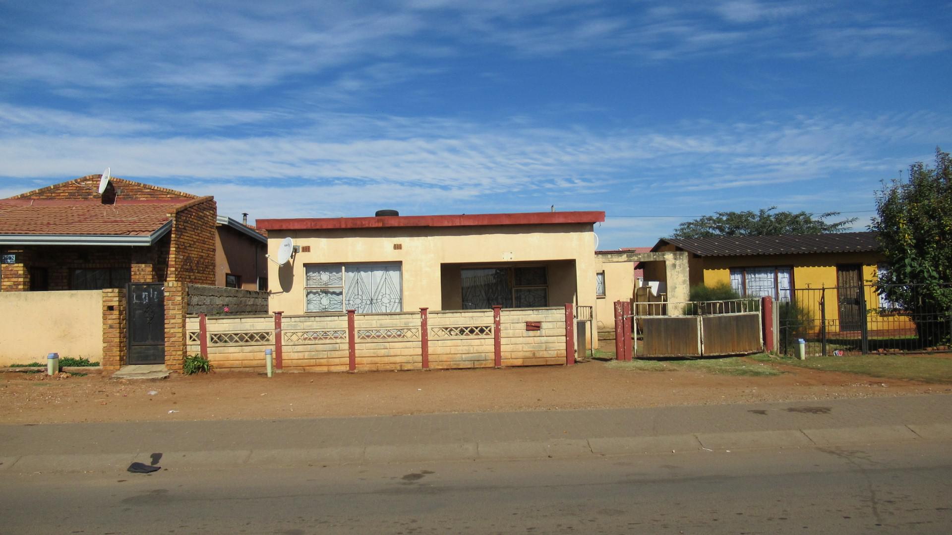 Front View of property in Vosloorus