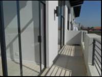 Balcony - 11 square meters of property in Fourways