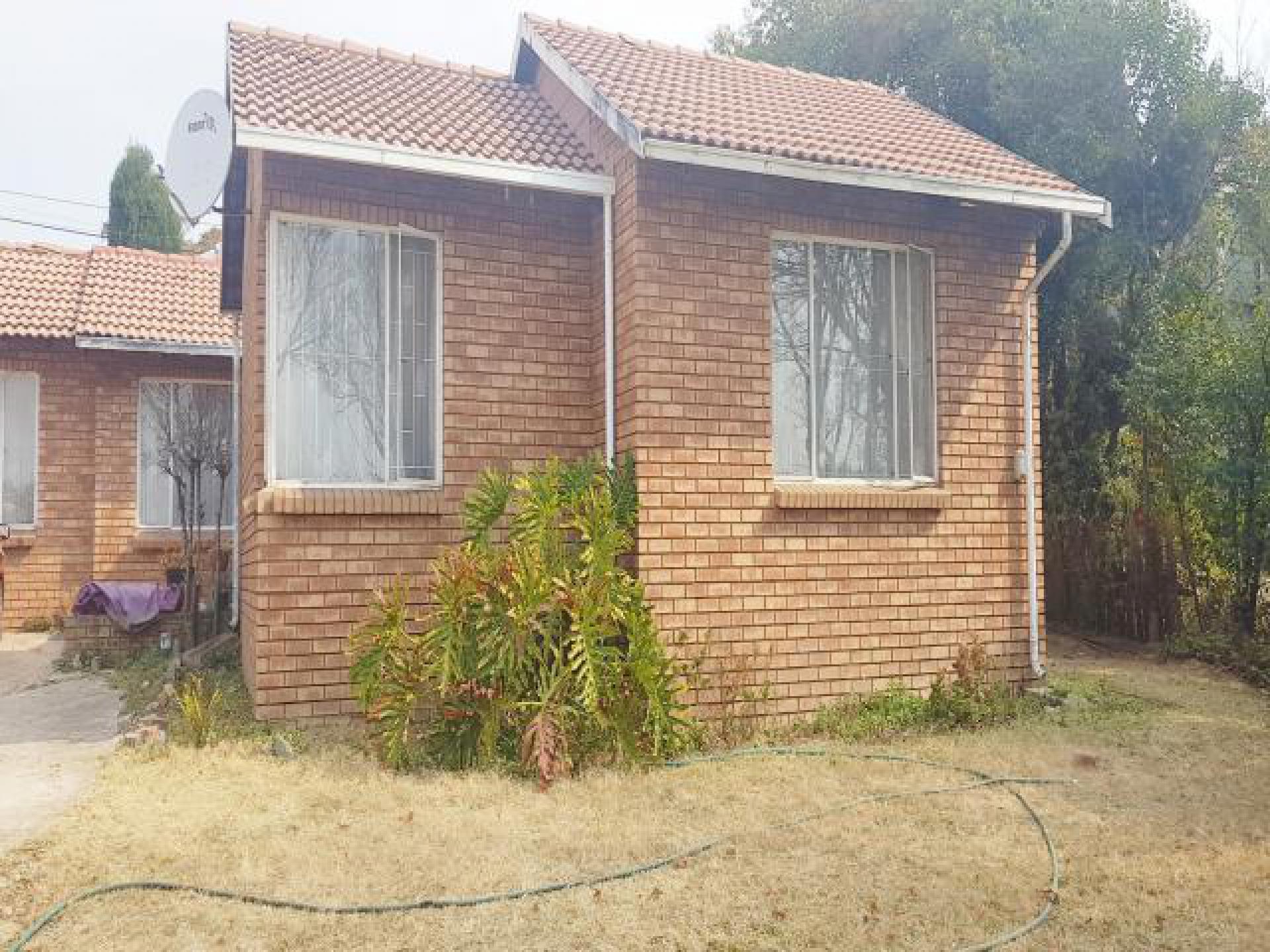 Front View of property in Country View