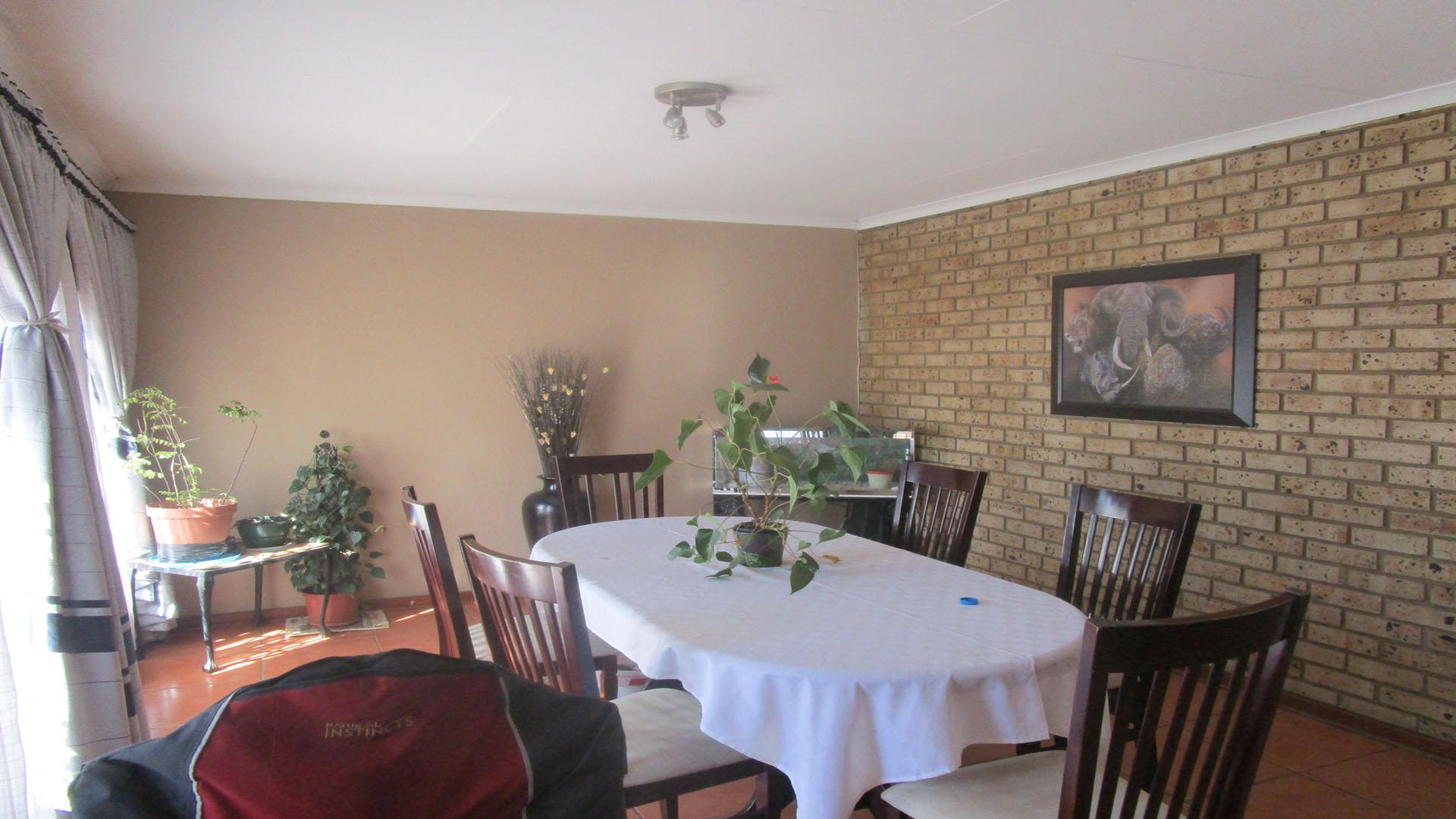 Lounges - 48 square meters of property in Boksburg