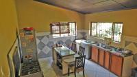 Kitchen - 24 square meters of property in Amanzimtoti 