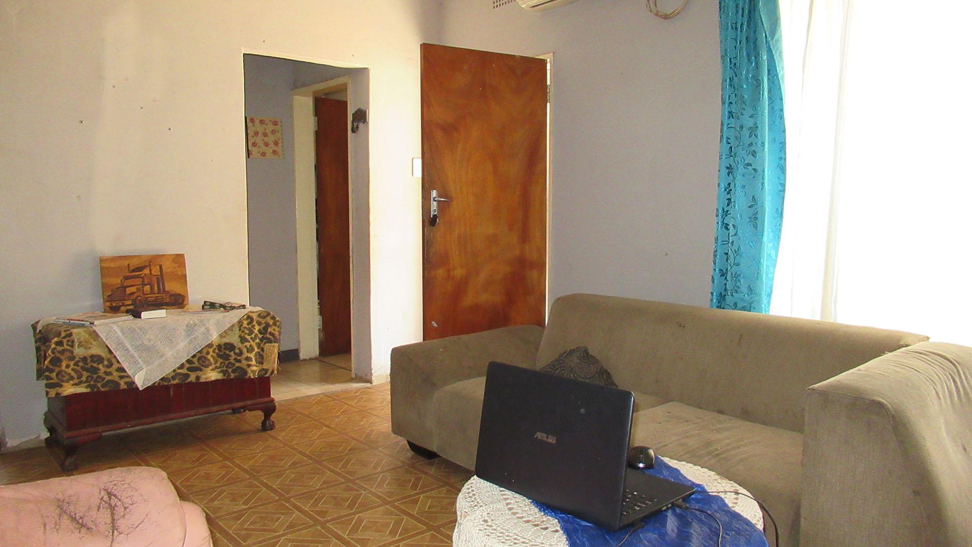 Lounges - 22 square meters of property in Noycedale