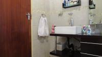 Main Bathroom - 6 square meters of property in Quellerina