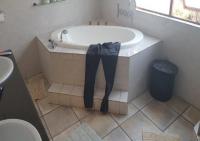 Bathroom 1 of property in Highveld