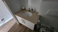 Bathroom 1 - 6 square meters of property in Cape Town Centre