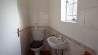 Bathroom 1 - 10 square meters of property in Knoppieslaagte