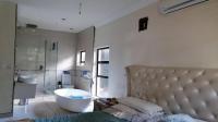 Main Bedroom - 18 square meters of property in Waterkloof Estates