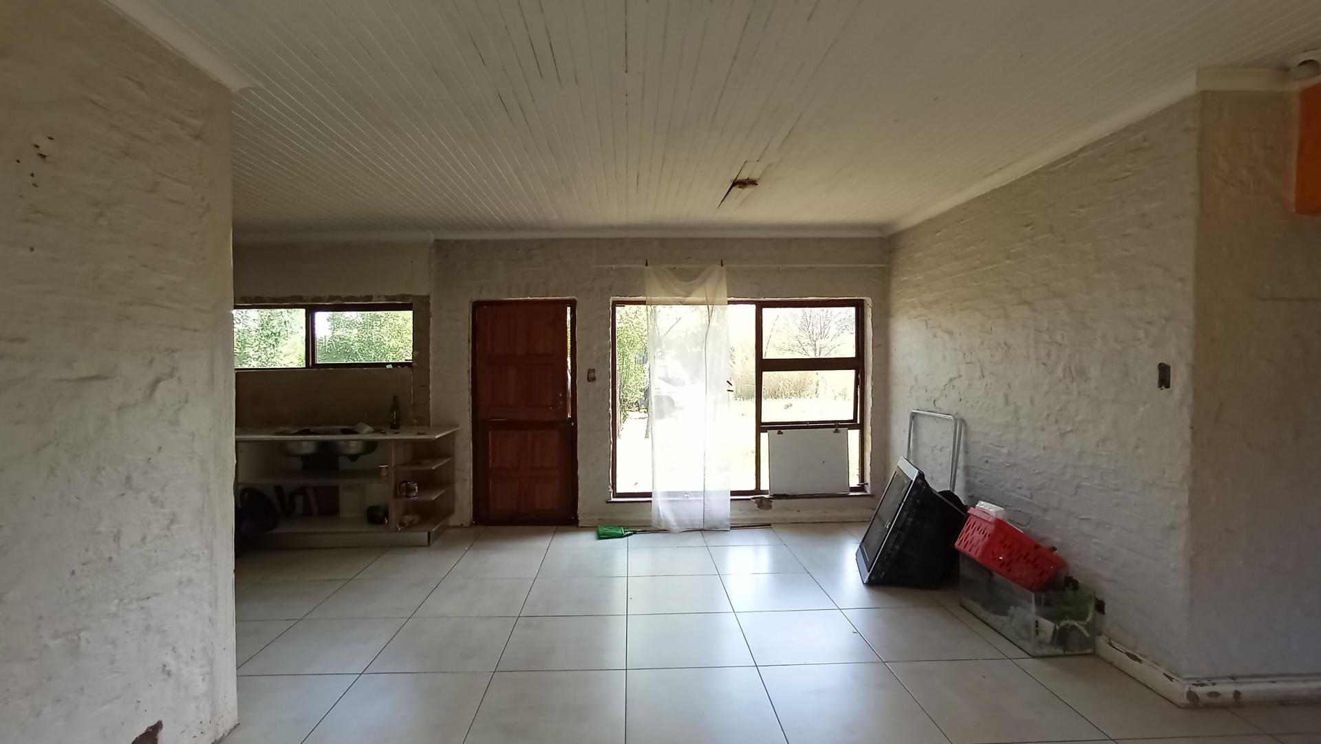 Lounges - 26 square meters of property in Mnandi AH