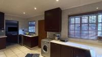 Kitchen - 40 square meters of property in Sunward park