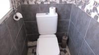 Bathroom 1 - 34 square meters of property in Lakefield