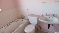 Bathroom 1 - 4 square meters of property in Goedeburg