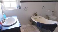 Main Bathroom - 13 square meters of property in Windermere