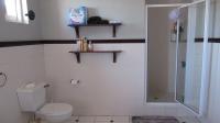 Main Bathroom - 13 square meters of property in Windermere