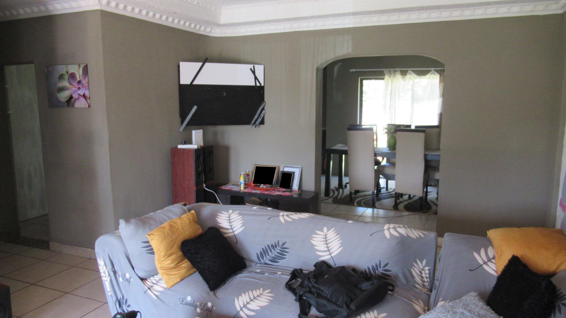 Lounges - 22 square meters of property in Vaalpark