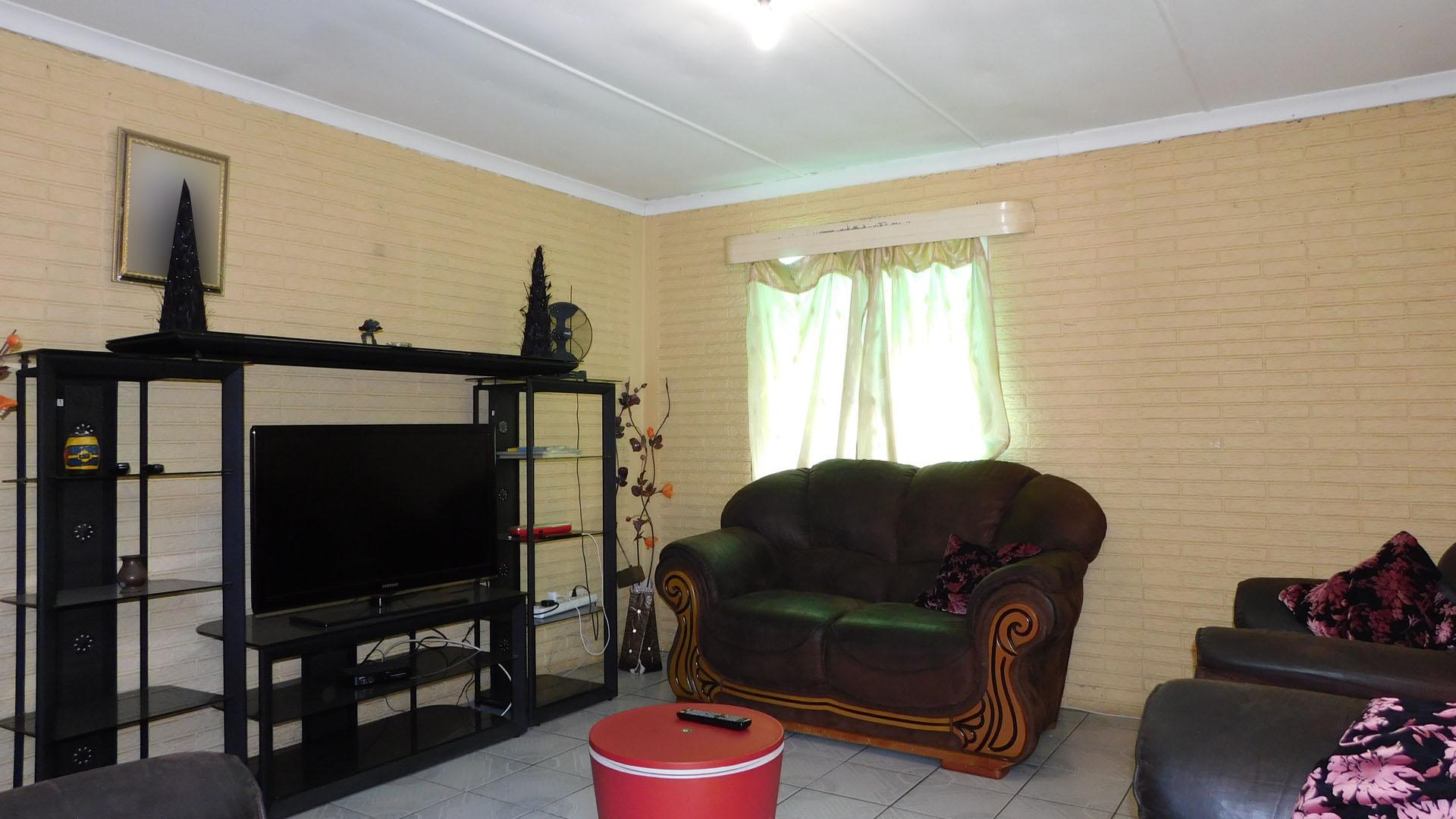 Lounges - 19 square meters of property in Westgate