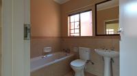 Bathroom 1 - 5 square meters of property in Monavoni