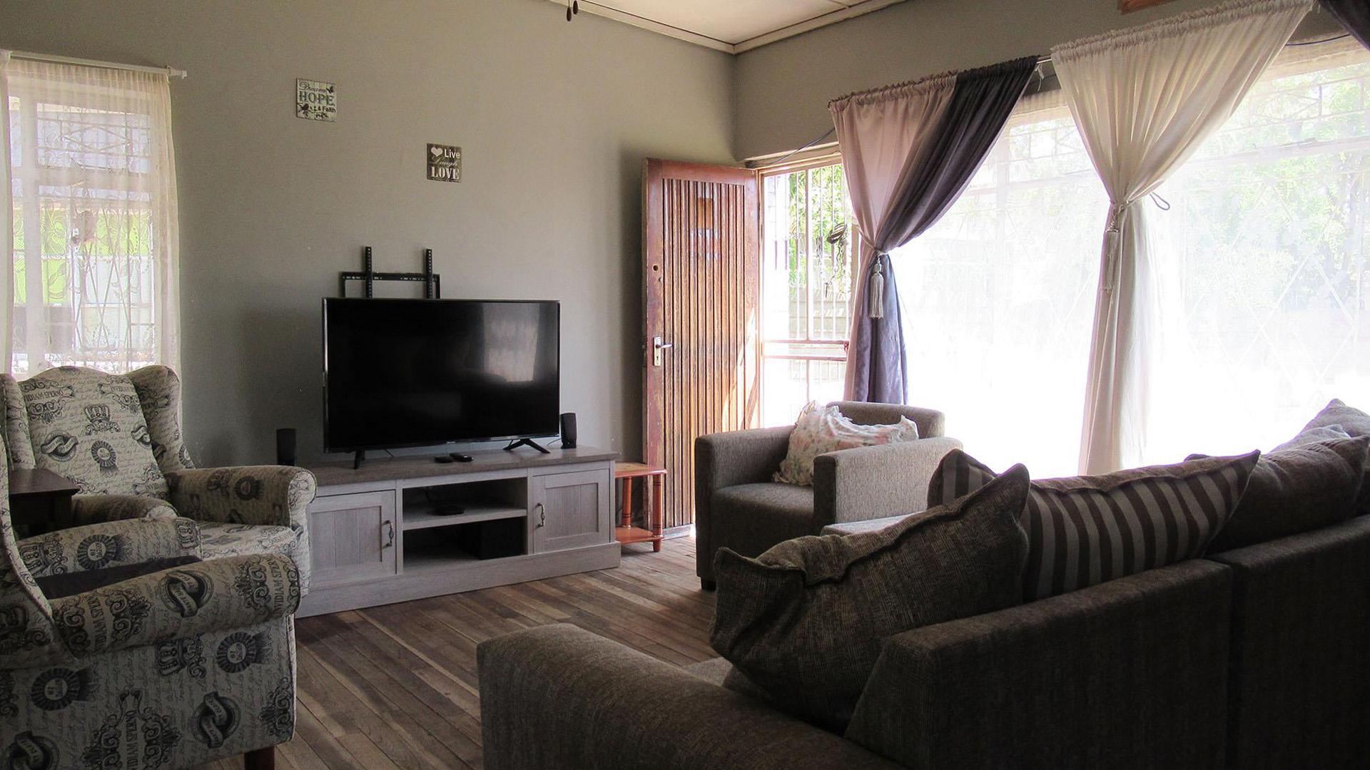 Lounges - 28 square meters of property in Brenthurst