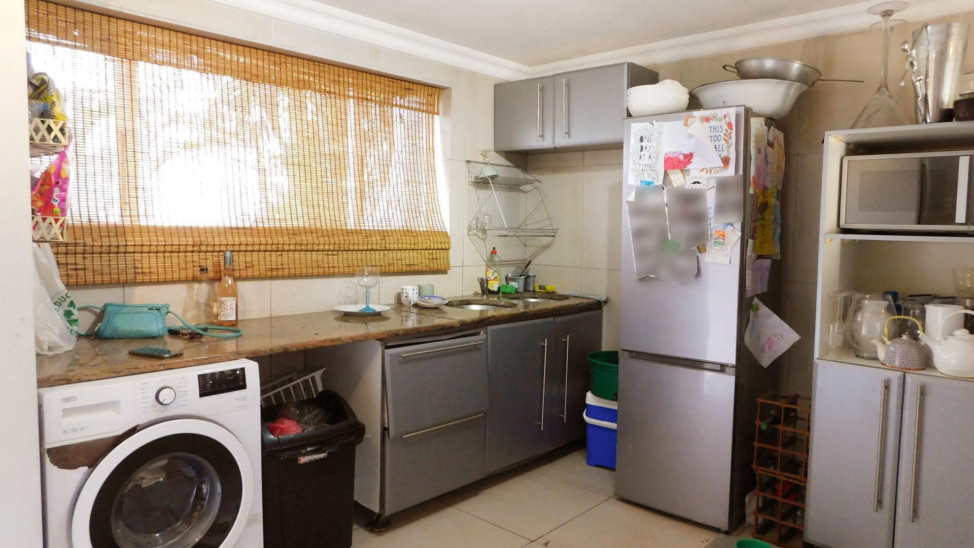 Kitchen - 11 square meters of property in La Lucia