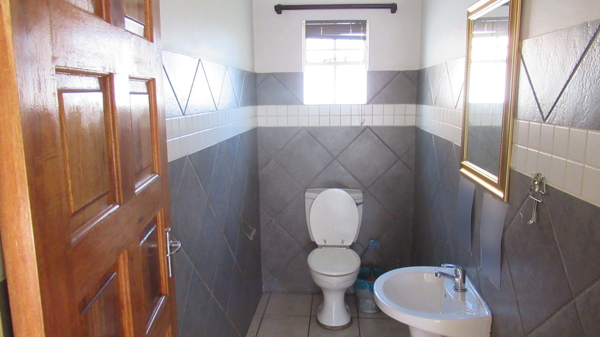 Guest Toilet - 3 square meters of property in Brackenhurst