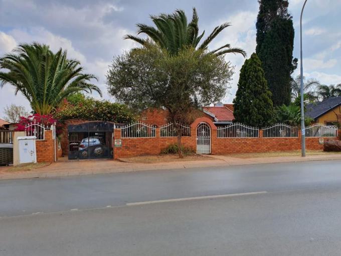 House for Sale For Sale in Lenasia - MR540347
