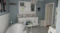 Main Bathroom - 14 square meters of property in Greenhills