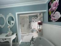 Main Bathroom - 14 square meters of property in Greenhills