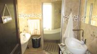 Bathroom 3+ - 42 square meters of property in Northcliff