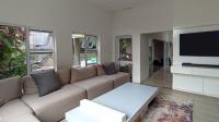 Lounges - 13 square meters of property in Maroeladal