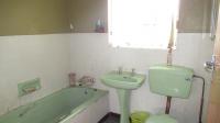 Main Bathroom - 7 square meters of property in Sonland Park
