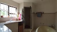 Main Bathroom - 13 square meters of property in Bloubosrand