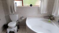 Main Bathroom - 11 square meters of property in Van Riebeeckpark