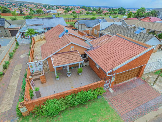 3 Bedroom House for Sale For Sale in Lenasia South - MR565012