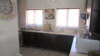 Kitchen - 13 square meters of property in Douglasdale