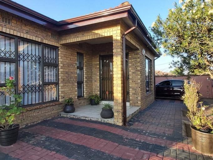 6 Bedroom House for Sale For Sale in Osizweni - MR567920