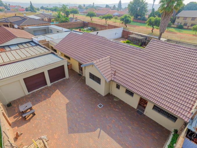 3 Bedroom House for Sale For Sale in Lenasia South - MR568953
