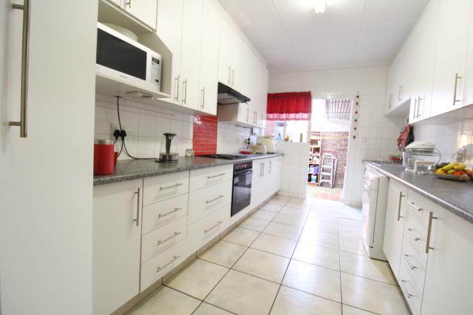 2 Bedroom Sectional Title for Sale For Sale in Die Hoewes - MR569354