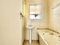 Bathroom 2 - 5 square meters of property in Killarney
