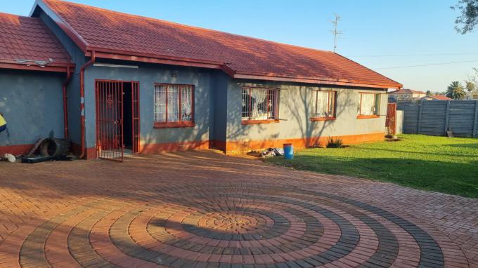3 Bedroom House for Sale For Sale in Lenasia South - MR576320