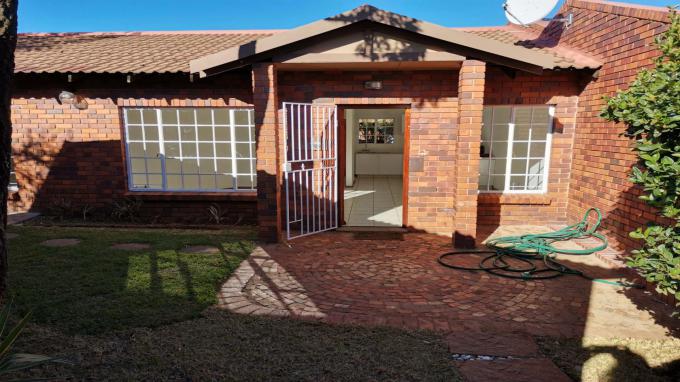 2 Bedroom Sectional Title for Sale For Sale in Langenhoven Park - Home Sell - MR577956