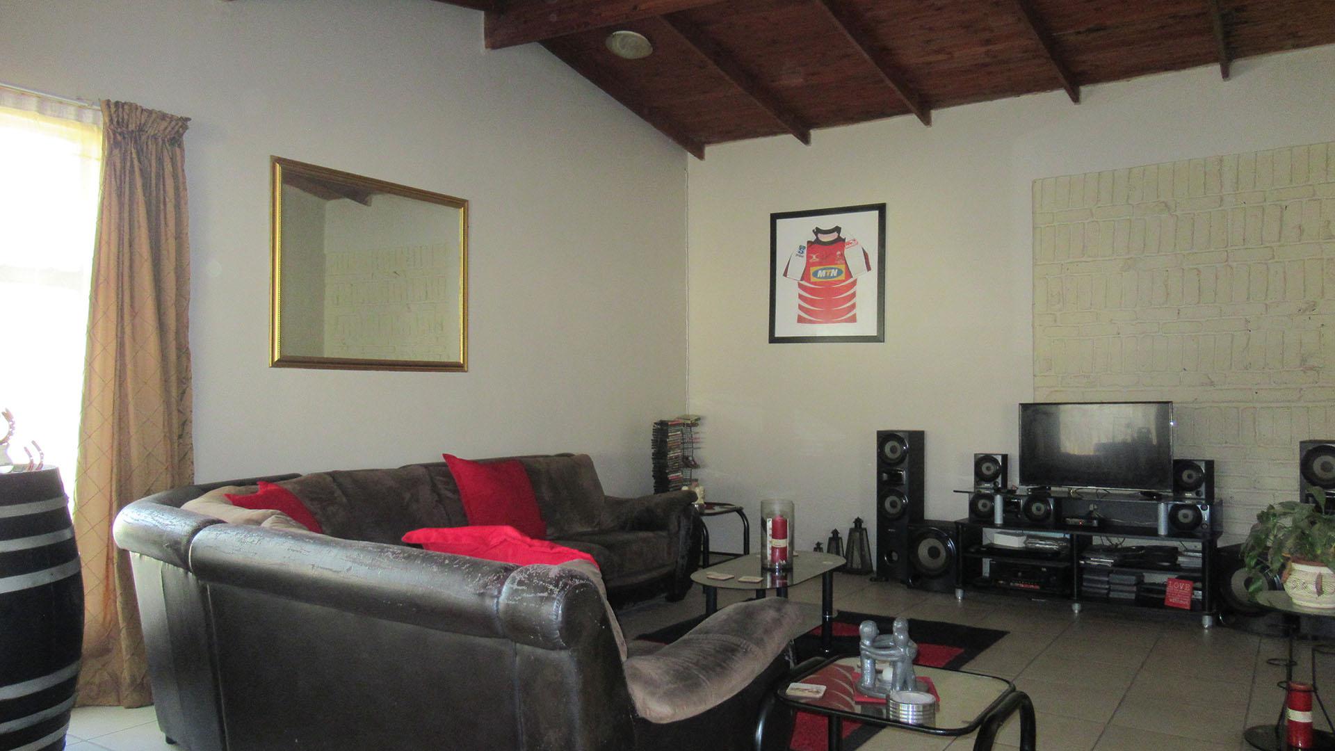 Lounges - 38 square meters of property in Rensburg