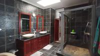 Main Bathroom - 18 square meters of property in Northcliff