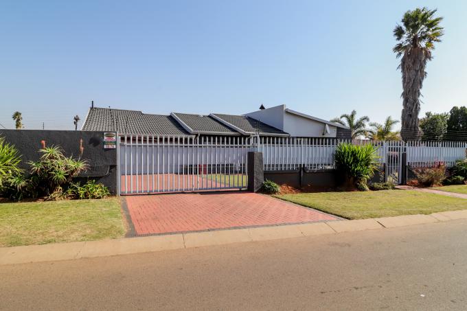 3 Bedroom House for Sale For Sale in Lenasia South - MR578604