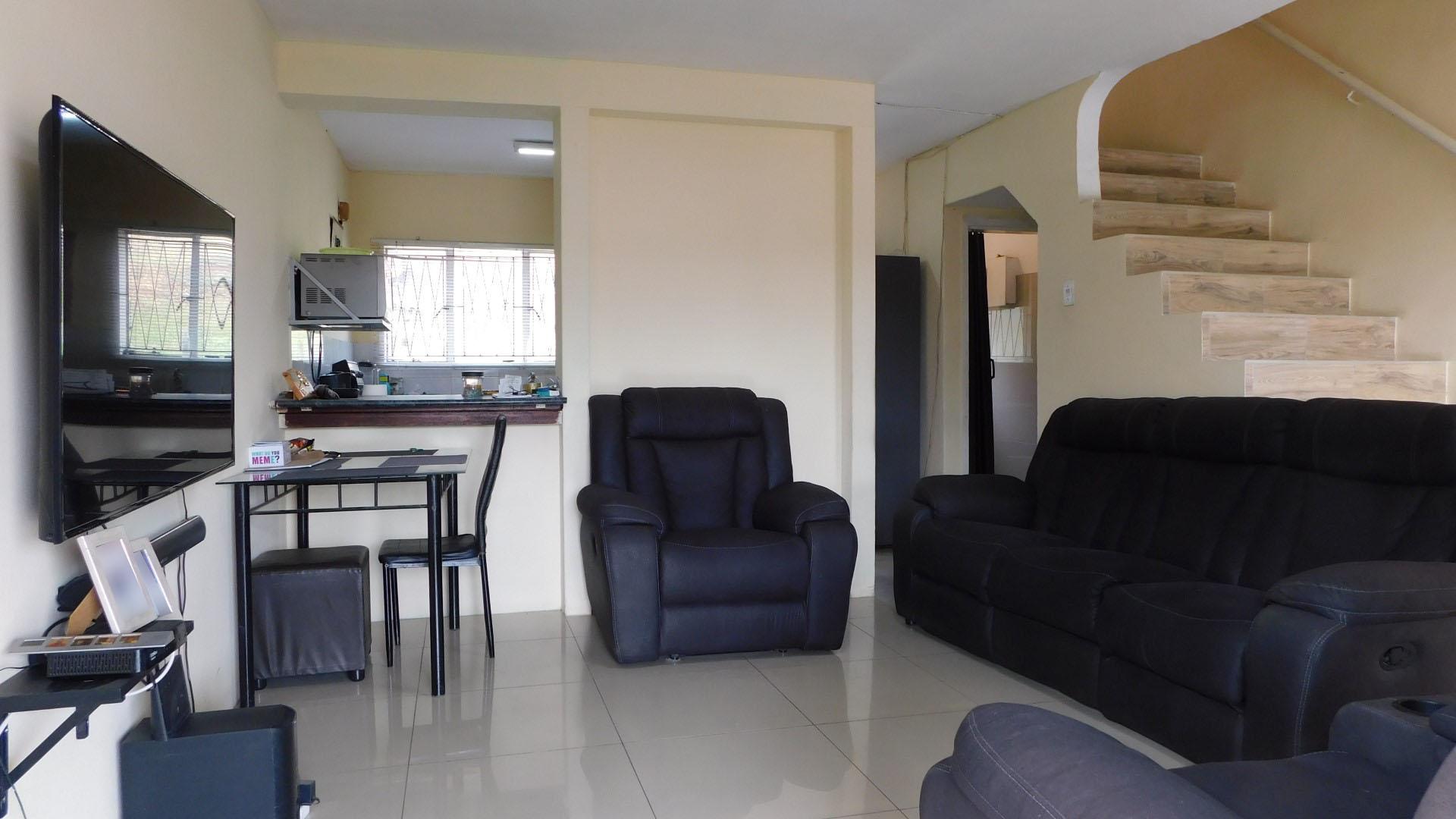 Lounges - 16 square meters of property in Newlands East