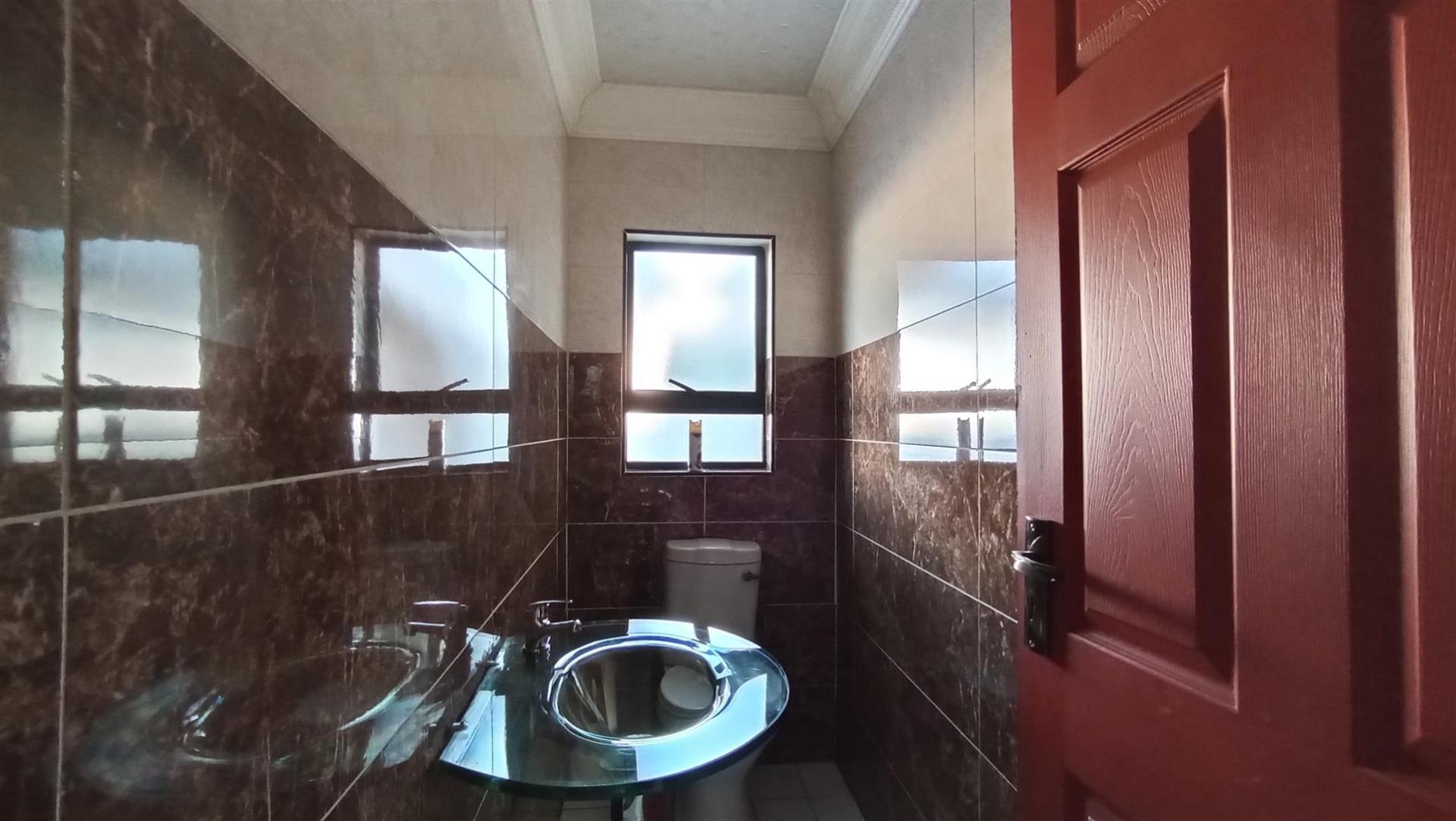 Guest Toilet - 3 square meters of property in Aerorand - MP