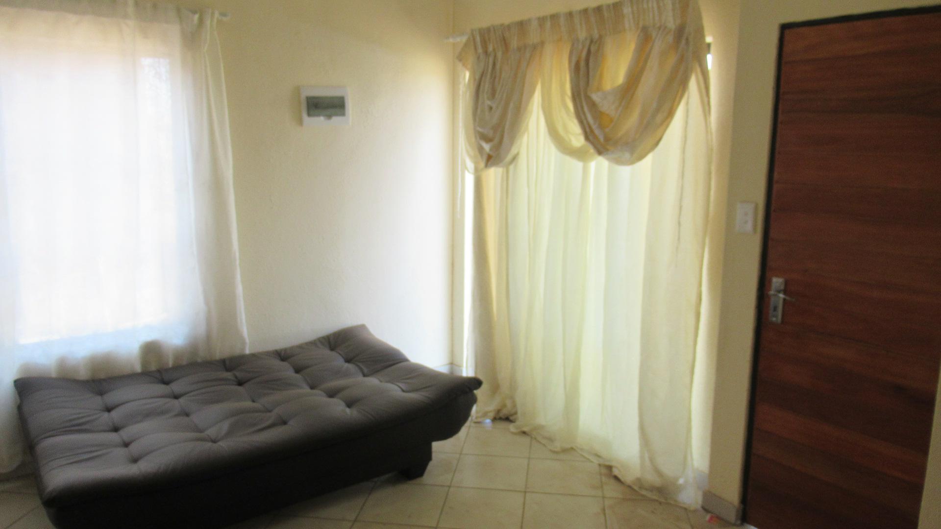 Lounges - 17 square meters of property in Savanna City