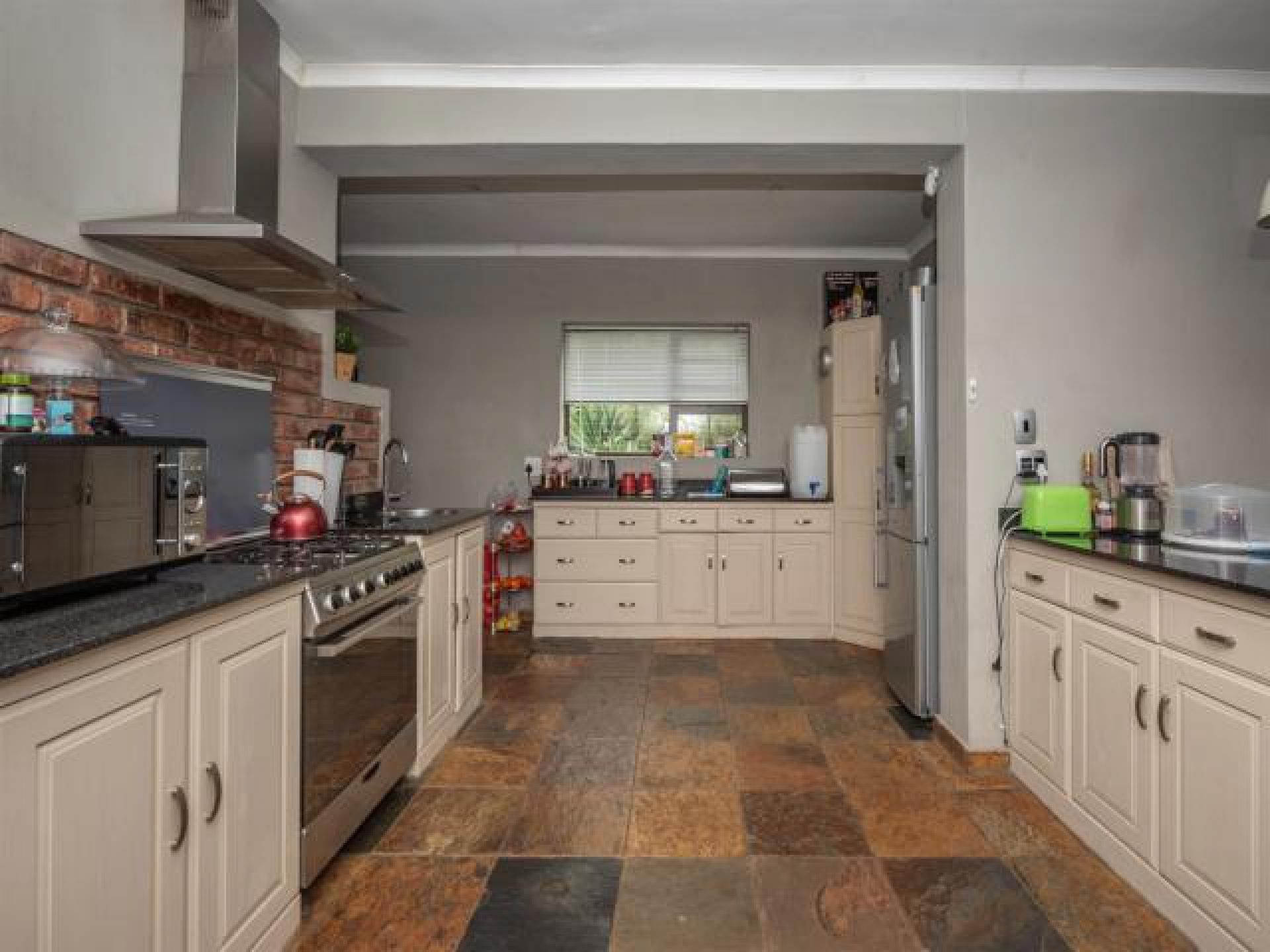 Kitchen of property in Humewood 