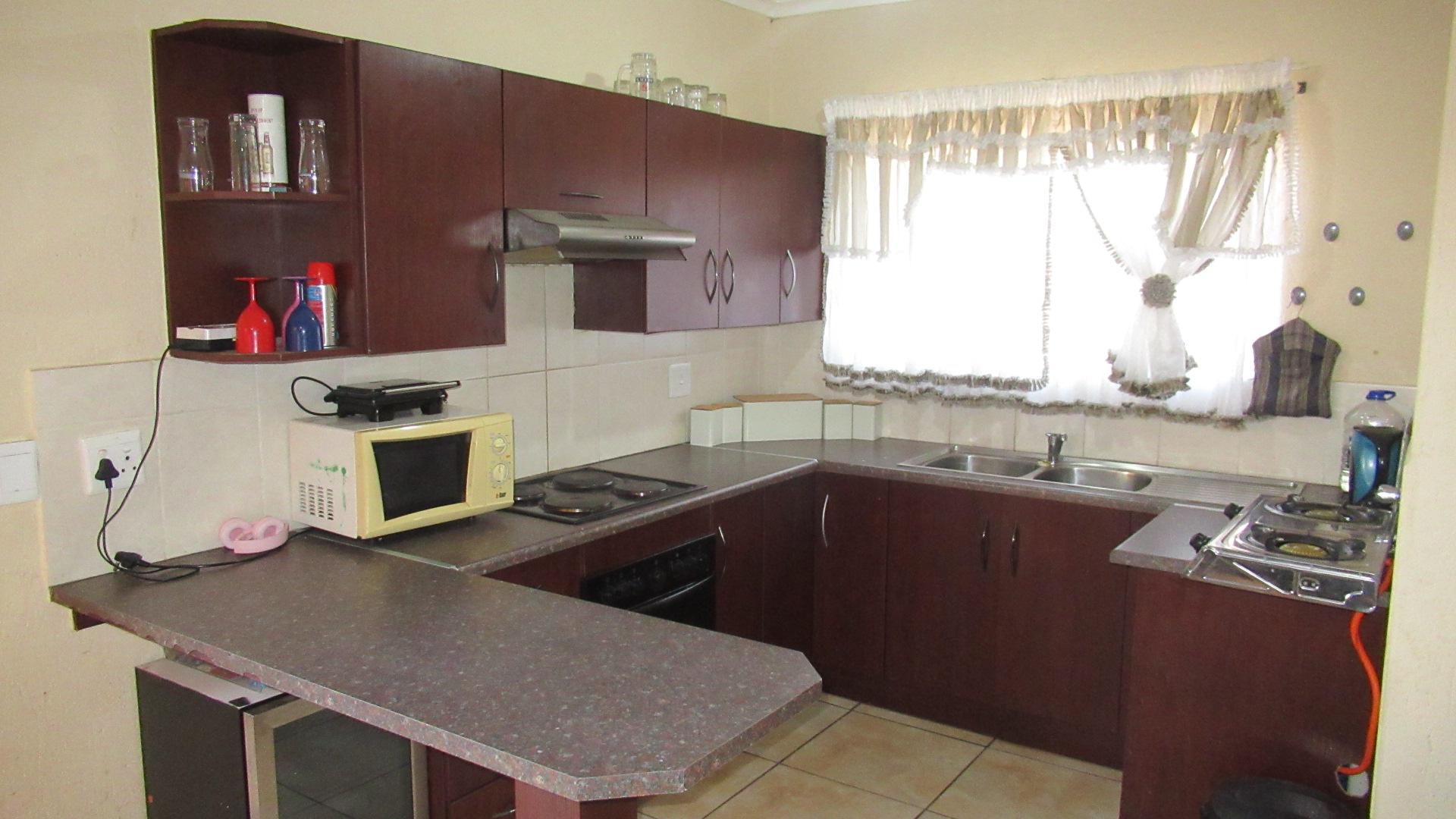 Kitchen - 8 square meters of property in Greenhills