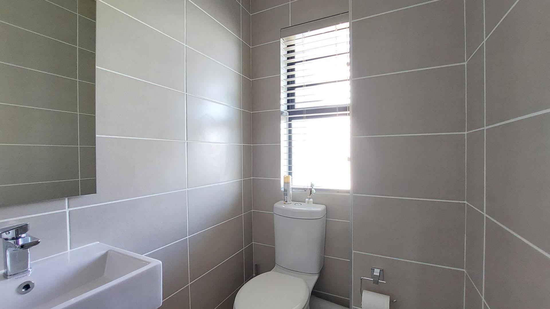 Guest Toilet - 3 square meters of property in Rooihuiskraal